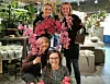 GOD NYHET. Disse damene ved blomsterbutikken Spire er glade for at de fra og med i neste uke kan betjene Saltdal med blomster. Foto: Spire