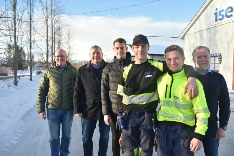 STORT BEHOV. Det er et stort behov for rekruttering til energi-bransjen, og disse oppfordrer 10.klassingene til å søke grunnfag elektro til høsten. Fra venstre Yngve Kristensen fra Opplæringskontoret for elektrofag, direktrø Truls Paulsen i Dragefossen AS, Martin Godtfredsen, Joakim Strømsnes, Eskil Larsen og direktør Per Didrik Sivertsen i Ise. STORT BEHOV. Det er et stort behov for rekruttering til energi-bransjen, og disse oppfordrer 10.klassingene til å søke grunnfag elektro til høsten. Fra venstre Yngve Kristensen fra Opplæringskontoret for elektrofag, direktrø Truls Paulsen i Dragefossen AS, Martin Godtfredsen, Joakim Strømsnes, Eskil Larsen og direktør Per Didrik Sivertsen i Ise. Foto: Sylvia Bredal