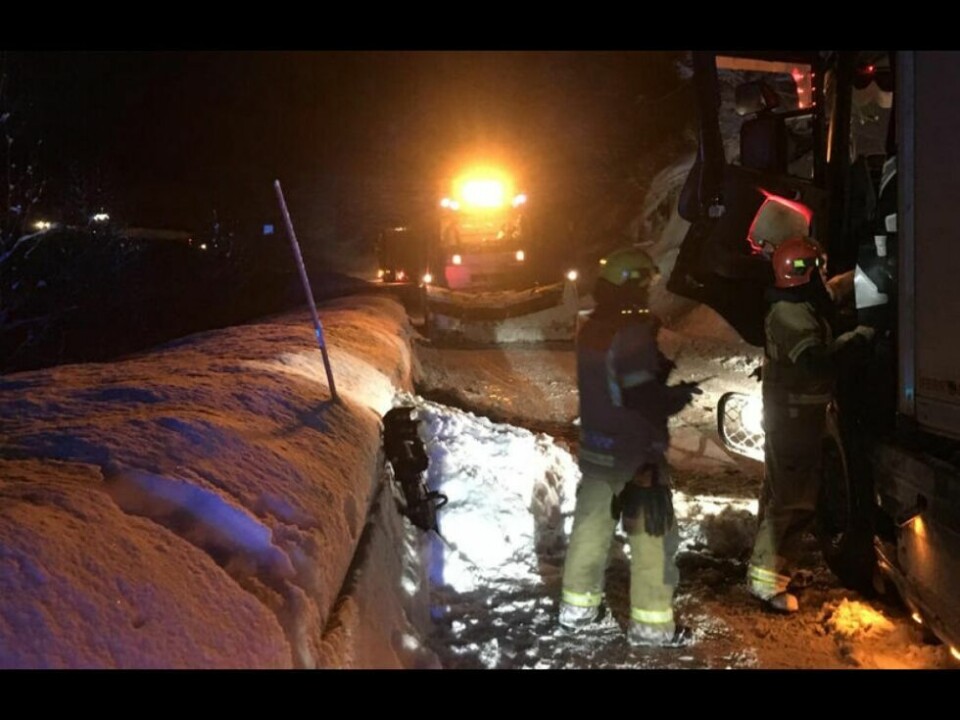 KOLLIDERTE. Fredag kveld var det en ulykke mellom to vogntog og en brøytebil på E6 mellom Megården tunnel og Tennfloget tunnel. Begge foto: Eva S. WintherSNØ I VEIEN. På denne strekningen bruker det å gå små snøras ned fra bergveggen, som for øvrig er sikret mot steinras. Det kan snevre inn veibanen. KOLLIDERTE. Fredag kveld var det en ulykke mellom to vogntog og en brøytebil på E6 mellom Megården tunnel og Tennfloget tunnel. Begge foto: Eva S. Winther