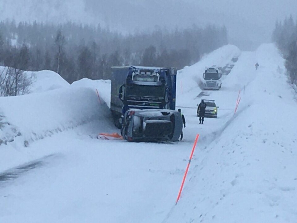 ULYKKEN. SLik så det ut på ulykkesstedet. Bilen som ikke klarte å stoppe ligger foran traileren. Den utenlandske trailersjåføren døde, mens sjåføren av personbilen kom fra ulykken uten fysiske skader. ULYKKEN. SLik så det ut på ulykkesstedet. Bilen som ikke klarte å stoppe ligger foran traileren. Den utenlandske trailersjåføren døde, mens sjåføren av personbilen kom fra ulykken uten fysiske skader. Foto: Tarjei Abelsen