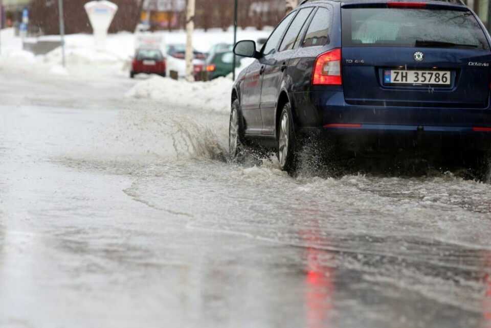 Advarer om store mengder vann i veibanen Foto: Bjørn L. Olsen