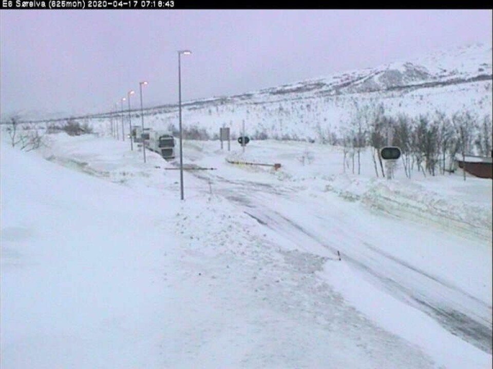 Flere kjøretøy venter på å få komme over Saltfjellet etter at det har vært stengt i natt. Her på nordsiden. Flere kjøretøy venter på å få komme over Saltfjellet etter at det har vært stengt i natt. Her på nordsiden. Foto: Webkamera, Statens vegvesen