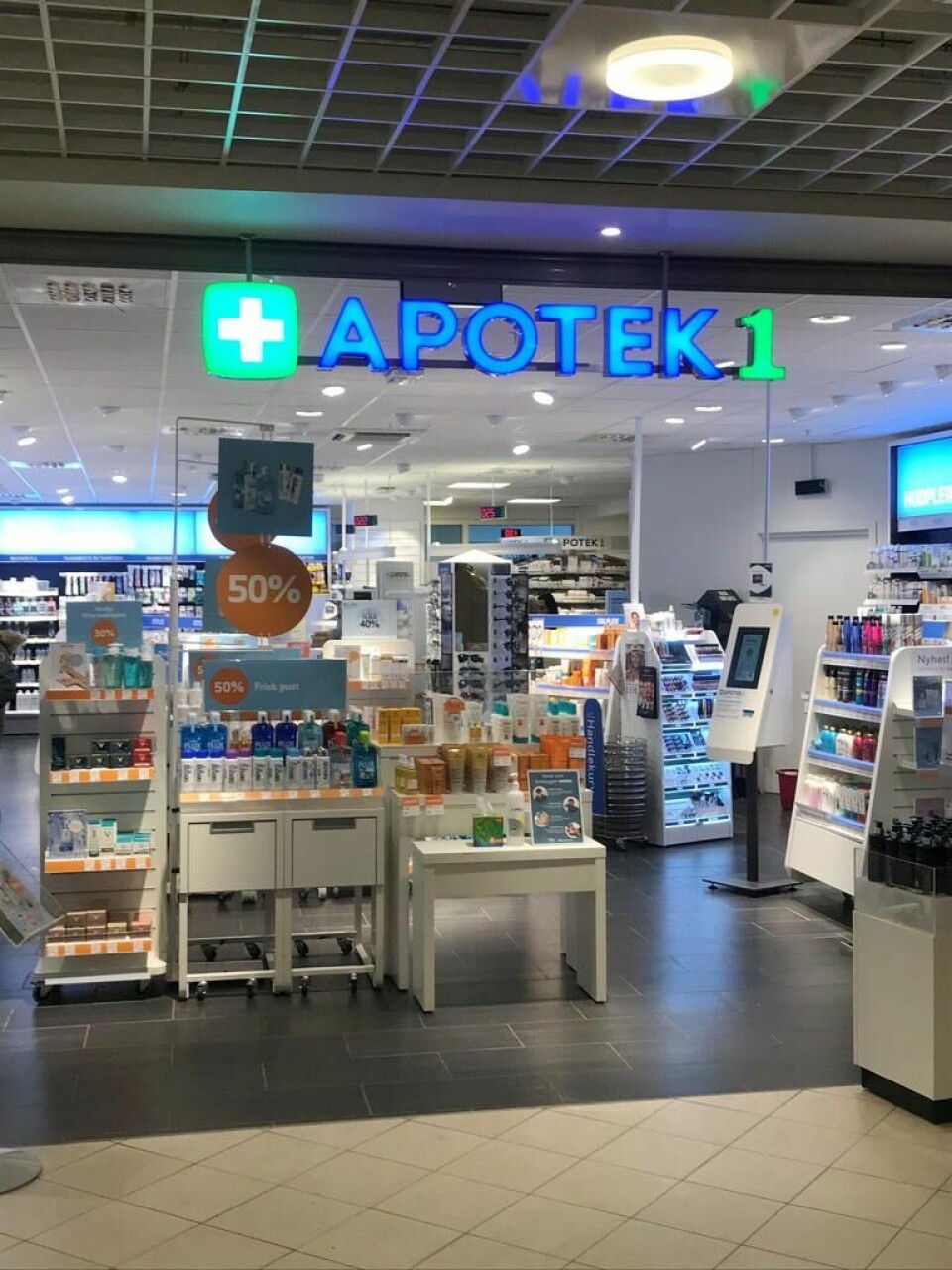 UTSOLGT. Apotek 1 på Fauske Amfisenter er utsolgt for munnbind og snart er det tomt for håndsprit også. UTSOLGT. Apotek 1 på Fauske Amfisenter er utsolgt for munnbind og snart er det tomt for håndsprit også. Foto: Grete Elisabeth Nomeland