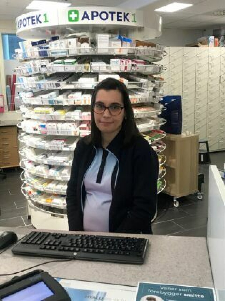ENGANGSBRUK. Apotektekniker Nelia Soares minner om at munnbindene kun er ment til å brukes en gang. De kan brukes i 8-9 timer før de burde kastes. ENGANGSBRUK. Apotektekniker Nelia Soares minner om at munnbindene kun er ment til å brukes en gang. De kan brukes i 8-9 timer før de burde kastes. Foto: Grete Elisabeth Nomeland