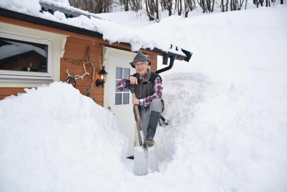 SPREK JUBILANT. Cato A. Hultmann fyller 80 år torsdag 13. februar. Friskusen fra Fagerli holder koken med både turer, foto, skriving og ikke minst snømåking. Begge foto: Eva S. WintherSKRIVEHULE. Her i Osvald-hula på loftet i huset sitter han og skriver på vinterstid, omgitt av mange minner i form av bilder, bøker og avisutklipp.- Alder, det er bare et tall, sier Cato Hultmann og siterer noe Trygve Hoff sa til ham en gang. SPREK JUBILANT. Cato A. Hultmann fyller 80 år torsdag 13. februar. Friskusen fra Fagerli holder koken med både turer, foto, skriving og ikke minst snømåking. Begge foto: Eva S. Winther