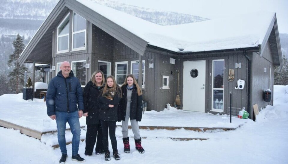 MYE PÅ HYTTA. Familien Busch/Nordstrøm er så ofte de kan på hytta i Junkerdal. Der har de bygd ny hytte i nyfeltet Gamfossen. André og Jeanette sammen med Jeanettes jenter Julie og Amalie. Til opplysning besøkte vi de i vinterferien. MYE PÅ HYTTA. Familien Busch/Nordstrøm er så ofte de kan på hytta i Junkerdal. Der har de bygd ny hytte i nyfeltet Gamfossen. André og Jeanette sammen med Jeanettes jenter Julie og Amalie. Til opplysning besøkte vi de i vinterferien. Foto: Sylvia Bredal