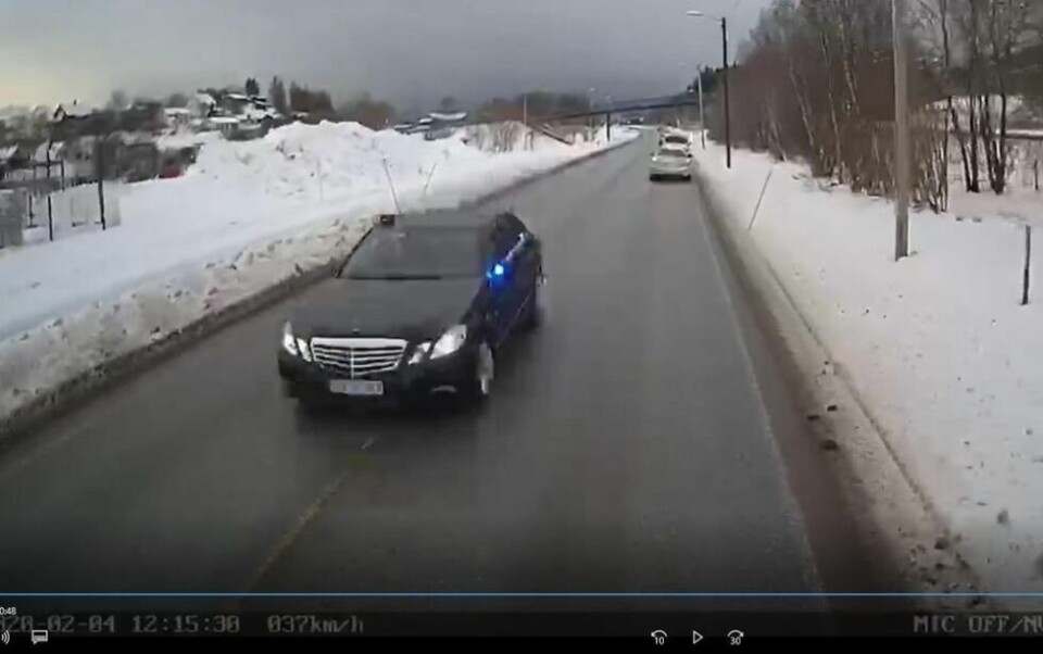 INGENTING Å GÅ PÅ. Politibilen kommer i stor fart mot Hans Petersen i vogntoget, og han har bilen så langt utenfor hvitstripa at han nesten kjører ut. Likevel er det kun snakk om centimeter før det går galt. INGENTING Å GÅ PÅ. Politibilen kommer i stor fart mot Hans Petersen i vogntoget, og han har bilen så langt utenfor hvitstripa at han nesten kjører ut. Likevel er det kun snakk om centimeter før det går galt. Foto: Hans Petersen