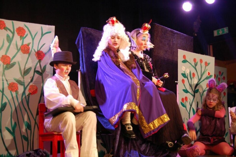 TEATERGØY. Dette bildet er fra en av forestillingen til SmåTøvat i Valnesfjord. Teater er gøy, og nå er det mulig å bli med på teatermoro på Fauske videregående. TEATERGØY. Dette bildet er fra en av forestillingen til SmåTøvat i Valnesfjord. Teater er gøy, og nå er det mulig å bli med på teatermoro på Fauske videregående. Foto: Stig Bjørnar Karlsen