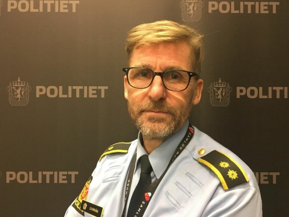 BER FOLK TA HENSYN. Seksjonsleder Vidar Lundås ved politiets operasjonssentral sier det er normalt at utrykningskjøretøy legger seg mot midten av veien. BER FOLK TA HENSYN. Seksjonsleder Vidar Lundås ved politiets operasjonssentral sier det er normalt at utrykningskjøretøy legger seg mot midten av veien. Foto: Politiet i Nordland