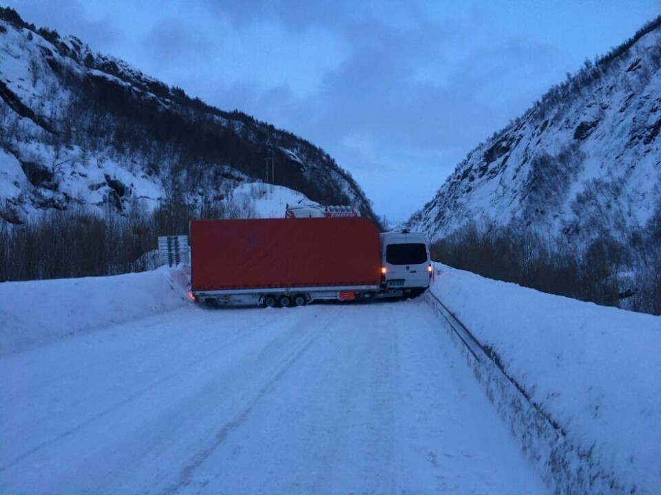 SPERRET VEI. Slik så det ut på stedet etter sammenstøtet ved Glefloget. SPERRET VEI. Slik så det ut på stedet etter sammenstøtet ved Glefloget. Foto: Politiet
