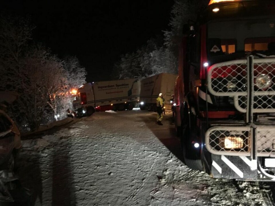ULYKKEN. Et vogntog på tur fra Fauske mot Bodø havnet 28. november 2017 på tvers av veien ved Kistrand, og kolliderte med en motgående personbil. Mannen i personbilen døde. Nå krever vegvesenet erstatning for et rekkverk som ble skadet i ulykken. ULYKKEN. Et vogntog på tur fra Fauske mot Bodø havnet 28. november 2017 på tvers av veien ved Kistrand, og kolliderte med en motgående personbil. Mannen i personbilen døde. Nå krever vegvesenet erstatning for et rekkverk som ble skadet i ulykken. Foto: Eva S. Winther