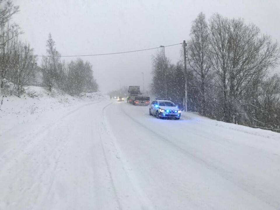 FAST I BAKKEN. Traileren ble stående fast i Finneidbakken ved 11-tiden, og var ikke kommet løs ved 12-tiden FAST I BAKKEN. Traileren ble stående fast i Finneidbakken ved 11-tiden, og var ikke kommet løs ved 12-tiden Foto: Sylvia Bredal