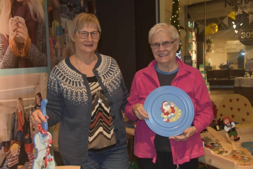 HÅNDLAGDE PRODUKTER. Helsesportlagets medlemmer er produktive, og selger fine julegaver og julebakst på markedet de har satt opp inne på Amfi. Fra venstre Lillian Olsen og Gerd Aanes. HÅNDLAGDE PRODUKTER. Helsesportlagets medlemmer er produktive, og selger fine julegaver og julebakst på markedet de har satt opp inne på Amfi. Fra venstre Lillian Olsen og Gerd Aanes. Foto: Linn Braseth-Gulliksen