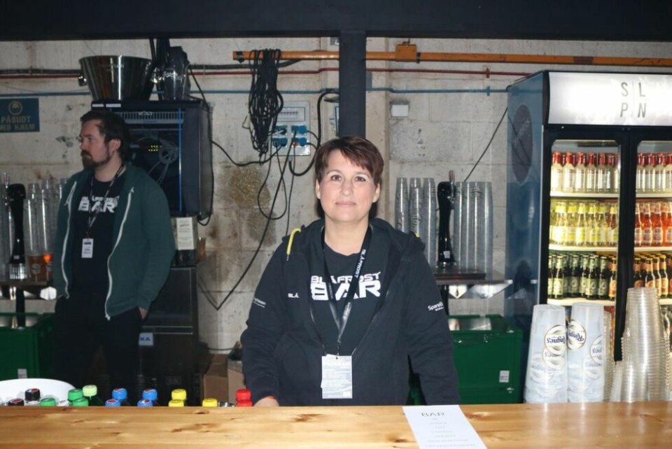 FRIVILLIG I BAREN. Linda Aure er bartender på Blåfrostfestivalen for tredje år på rad. FRIVILLIG I BAREN. Linda Aure er bartender på Blåfrostfestivalen for tredje år på rad. Foto: Grete Elisabeth Nomeland