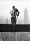 MEST SANNSYNLIG FOTOGRAFEN. Ingen vet med sikkerhet hvem som har tatt det ikoniske bildet fra Rockefeller Center i og med at det var tre av dem på jobb, men det regnes som mest sannsynlig at det var denne mannen, Charles Ebbets som sto bak. Foto: Skjermbilde fra Youtube