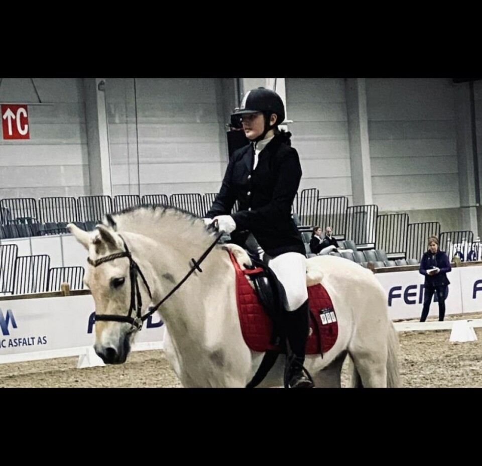 I FINALEN. Malin Rostad Pettersen (13) deltok i finalen i FERD rideskolecup med lånt hest, fjordingen Lucas. Begge foto: Isa Martine Eftevand OrvinHAR GITT RESULTATER. Malin Rostad Pettersen (13) har ridd jevnlig for Marita Hammernes på Stall Elverhøy siden hun var seks år. I FINALEN. Malin Rostad Pettersen (13) deltok i finalen i FERD rideskolecup med lånt hest, fjordingen Lucas. Begge foto: Isa Martine Eftevand Orvin