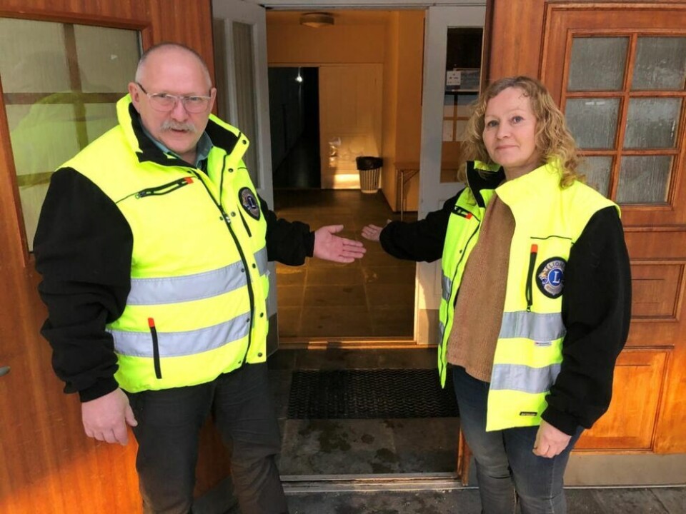 ÅPEN DØR. Det er gratis å komme på solfesten i Saltdal for alle de som har blitt pensjonister. Gunder Nordås og Mette Jenny Kongsli håper så mange som mulig tar turen til samfunnshuset kommende lørdag. ÅPEN DØR. Det er gratis å komme på solfesten i Saltdal for alle de som har blitt pensjonister. Gunder Nordås og Mette Jenny Kongsli håper så mange som mulig tar turen til samfunnshuset kommende lørdag. Foto: Helge Simonsen