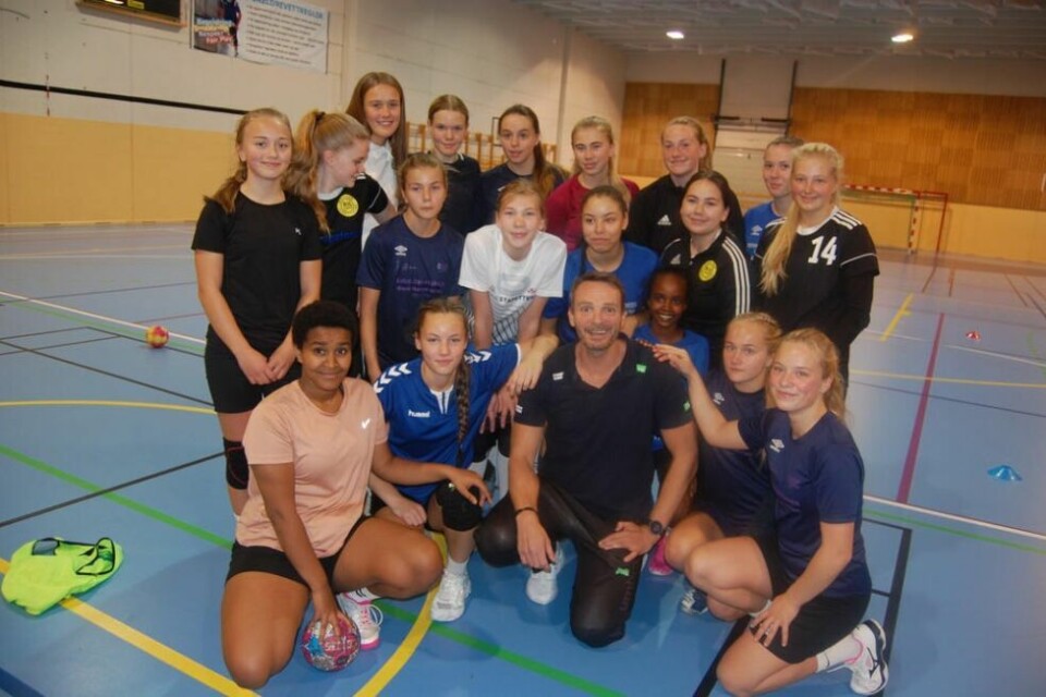 TOPPTRENER. Herrelandslagstrener Christian Berge sammen med Rognan IL jenter 14 og jenter 16. TOPPTRENER. Herrelandslagstrener Christian Berge sammen med Rognan IL jenter 14 og jenter 16. Foto: Stig Bjørnar Karlsen