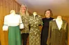 ER INTERESSERT. Tove Mette Mæland (t.v.) og Ida Beate Otterlei i Nordlandsmuseet ønsker flere klær fra krigen og fram til i dag til samlingen på Fauske bygdetun. Her står de med noen av klærne de har fått fra det aktuelle tidsrommet. Begge foto: Eva S. Winther