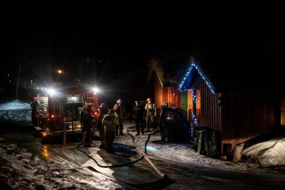 PÅ PLASS. Brannmanskap, politi og ambulanse rykket ut til meldingen om røykutvikling. Like over klokken 19 meldte politiet om at brannen var slukket. PÅ PLASS. Brannmanskap, politi og ambulanse rykket ut til meldingen om røykutvikling. Like over klokken 19 meldte politiet om at brannen var slukket. Foto: Tarjei Abelsen