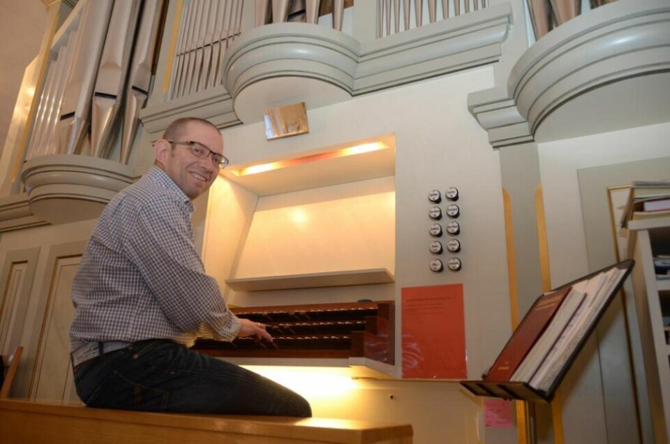 INSTRUMENTENES KONGE. - Det er noe eget ved å spille orgel, instrumentenes konge, sier Ralph Creedy. Tirsdag skal det markeres at orgelet i Fauske kirke fyller 25 år med konsert. INSTRUMENTENES KONGE. - Det er noe eget ved å spille orgel, instrumentenes konge, sier Ralph Creedy. Tirsdag skal det markeres at orgelet i Fauske kirke fyller 25 år med konsert. Foto: Eva S. Winther