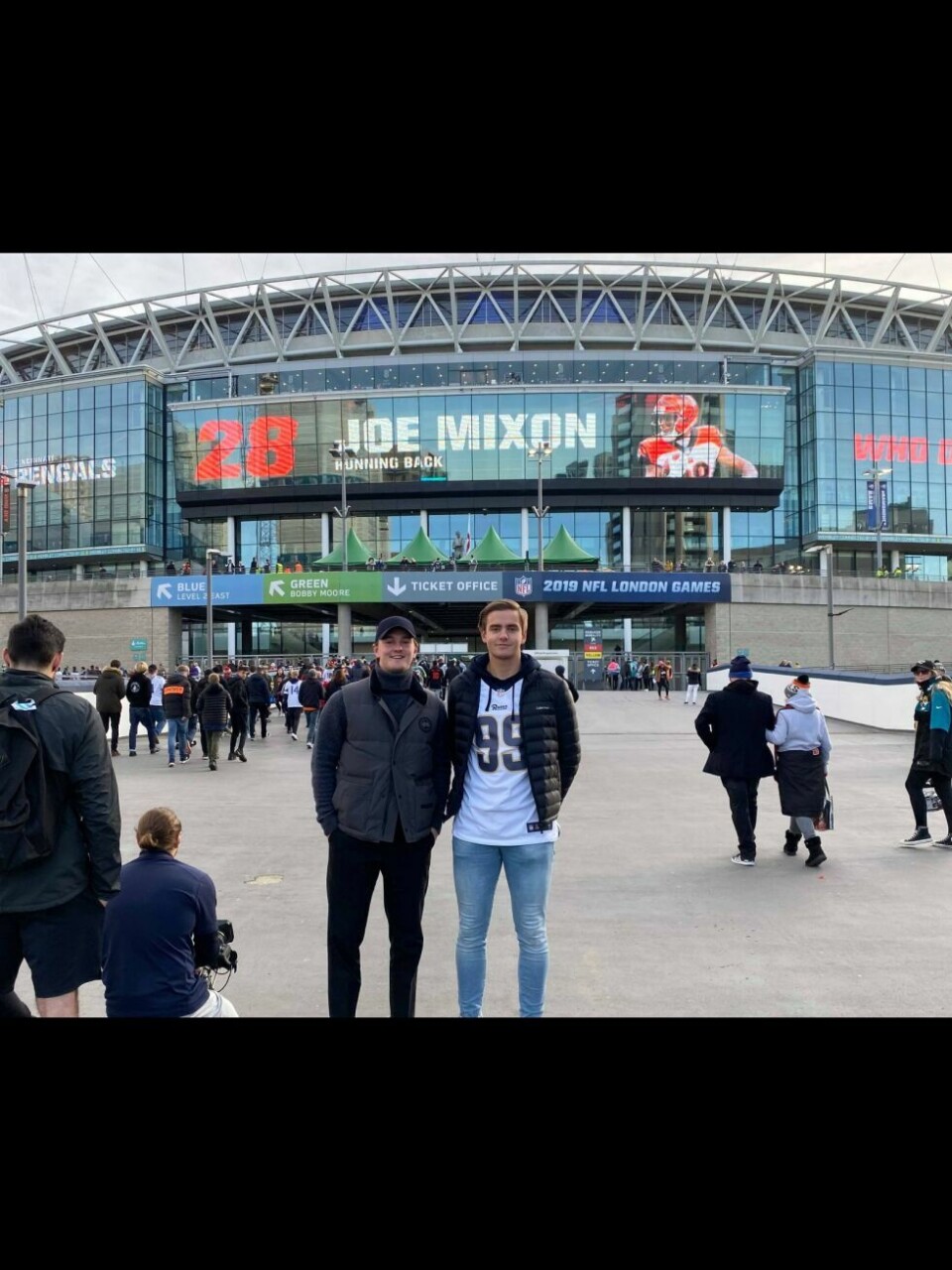 Henrik og Matias utenfor legendariske Wembley der de sammen med 83.718 andre så LA Rams slå Cincinatti Bengals 24-10.OVERSIKT. Utsikt fra plassene de hadde under kampen. Det var over 83.000 tilskuere på plass på Wembley stadium, for anledningen pyntet som Rams sin hjemmebane for en kveld. Henrik og Matias utenfor legendariske Wembley der de sammen med 83.718 andre så LA Rams slå Cincinatti Bengals 24-10.