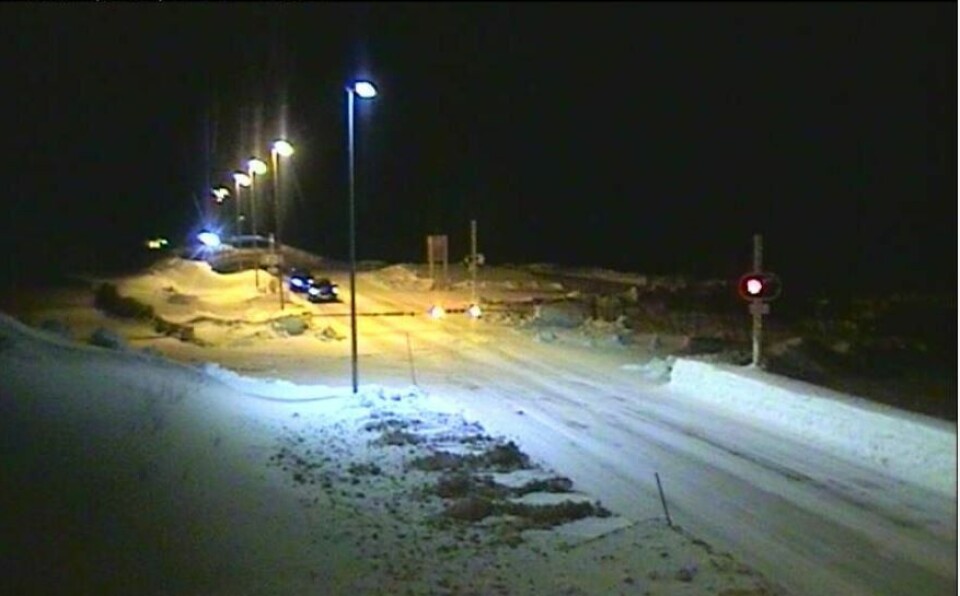 SØRELVA. Dette bildet viser biler som står og venter på å få være med en kolonne fra Sørelva på nordsiden av Saltfjellet klokken 21.45 fredag kveld. SØRELVA. Dette bildet viser biler som står og venter på å få være med en kolonne fra Sørelva på nordsiden av Saltfjellet klokken 21.45 fredag kveld. Foto: Statens vegvesens webkamera