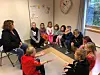 I LYTTEKROKEN. Elevene ved Røsvik skole sitter her i Lyttekroken der de blant anet jobber med demokrati praksis. Det er et av temaene de skal videre-utvikle sammen med Angel skole. Foto: Birgitte Gleinsvåg