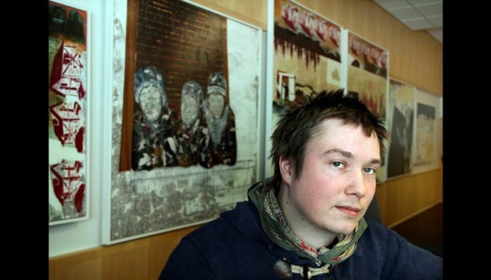 POLITISK KUNST. Anders Sunna (34) er en samisk billedkunstner bosatt i Jokkmokk. Arbeidene han er politiske, og handler ofte om samisk historie eller hans egen bakgrunn fra reineierfamilie. Søndag åpner han en utstilling på Storjord i Saltdal POLITISK KUNST. Anders Sunna (34) er en samisk billedkunstner bosatt i Jokkmokk. Arbeidene han er politiske, og handler ofte om samisk historie eller hans egen bakgrunn fra reineierfamilie. Søndag åpner han en utstilling på Storjord i Saltdal Foto: Rolf Lind
