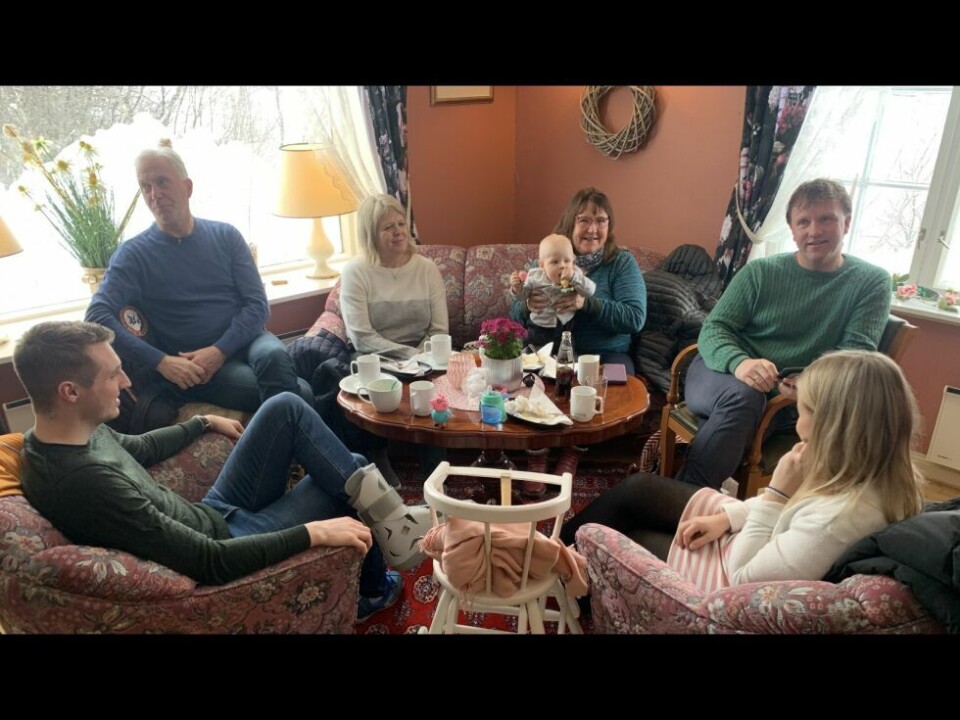 FOLKSOMT. Mange benyttet lørdagen til kafébesøk på Sulitjelma hotell. Fra venstre Joakim Moen Lund, Kjell Basse Lund, Gunn Elisabeth Løkås Lund, Lisbeth Kvæl med lille Casper, Tom Erik Lund og Tonje Louise Stormo. FOLKSOMT. Mange benyttet lørdagen til kafébesøk på Sulitjelma hotell. Fra venstre Joakim Moen Lund, Kjell Basse Lund, Gunn Elisabeth Løkås Lund, Lisbeth Kvæl med lille Casper, Tom Erik Lund og Tonje Louise Stormo. Foto: Espen Johansen