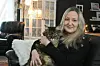 HJEMMEKOS. Lise Karbøl Bakkegård er glad i å slappe av hjemme når hun har en fridag. Her sammen med maine coon-katten Maximus, som egentlig ikke ville ha kos akkurat der og da. Foto: Sylvia Bredal