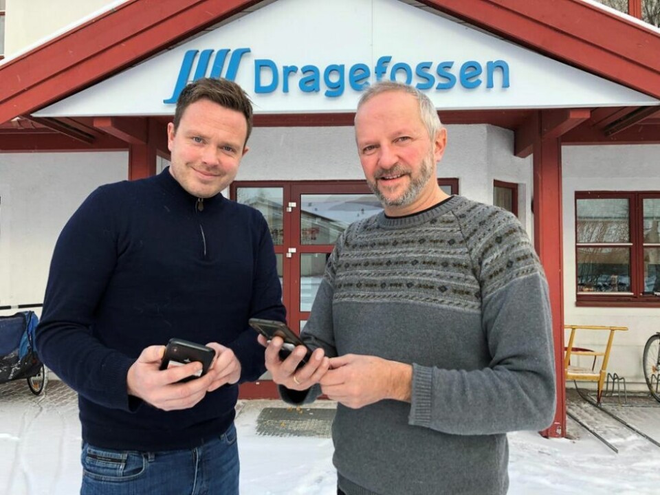 NYTT TILBUD. Steinar Maarnes (t.v.) og Erik Fastvold i Dragefossen er glade for at de nå kan tilby mobilabonnement til folket. NYTT TILBUD. Steinar Maarnes (t.v.) og Erik Fastvold i Dragefossen er glade for at de nå kan tilby mobilabonnement til folket. Foto: Helge Simonsen