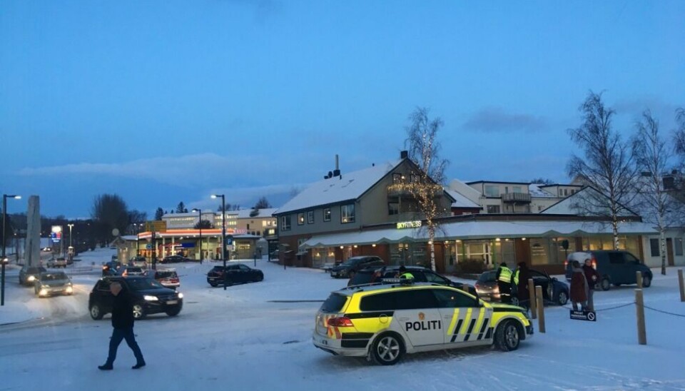 UHELL. Et uhell i Fauske sentrum tirsdag ettermiddag skapte små køer i Sjøgata. UHELL. Et uhell i Fauske sentrum tirsdag ettermiddag skapte små køer i Sjøgata. Foto: Tarjei Abelsen
