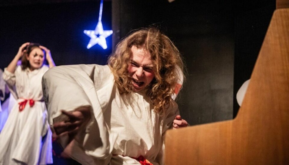 SELVGJORT. Aslak Emil Rothe Furuli og de andre i Ganske Tøvat, har for første gang laget en forestilling der de har gjort alt selv. Karakteren 'Pianisten' har han funnet gjennom å karikere egne personlighetstrekk. SELVGJORT. Aslak Emil Rothe Furuli og de andre i Ganske Tøvat, har for første gang laget en forestilling der de har gjort alt selv. Karakteren 'Pianisten' har han funnet gjennom å karikere egne personlighetstrekk. Foto: Tarjei Abelsen