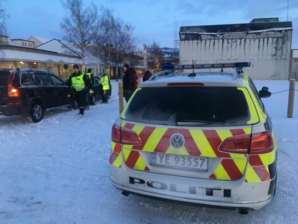 POLITIET. Kom til stedet og bidro til å løse opp i trafikkuhellet tirsdag. POLITIET. Kom til stedet og bidro til å løse opp i trafikkuhellet tirsdag. Foto: Tarjei Abelsen