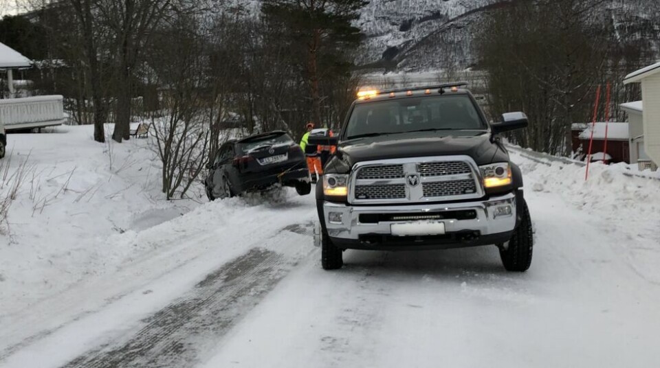 DRATT OPP. Bergingsbil var raskt på stedet og fikk dratt opp personbilen fra grøfta. DRATT OPP. Bergingsbil var raskt på stedet og fikk dratt opp personbilen fra grøfta. Foto: Helge Simonsen