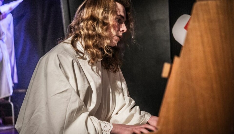 MUSIKK. Aslak Furuli spiller piano under 'Luciafeiring'-forestillingen. Furuli spiller litt på mange instrumenter, og har begynt på sangtimer. – Tenkte det kunne være kjekt å kunne etter at jeg var med på en musikal. MUSIKK. Aslak Furuli spiller piano under 'Luciafeiring'-forestillingen. Furuli spiller litt på mange instrumenter, og har begynt på sangtimer. – Tenkte det kunne være kjekt å kunne etter at jeg var med på en musikal. Foto: Tarjei Abelsen