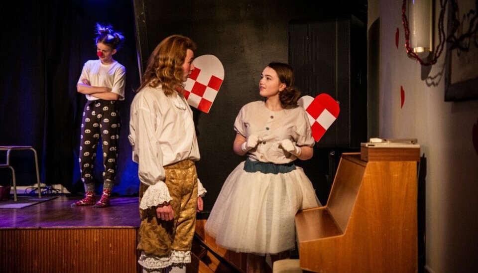 OPPVARMING. Aslak Furuli og Vilde Falck improviserer like før folk slapp inn i salen på Kulturhuset Utsikten. OPPVARMING. Aslak Furuli og Vilde Falck improviserer like før folk slapp inn i salen på Kulturhuset Utsikten. Foto: Tarjei Abelsen