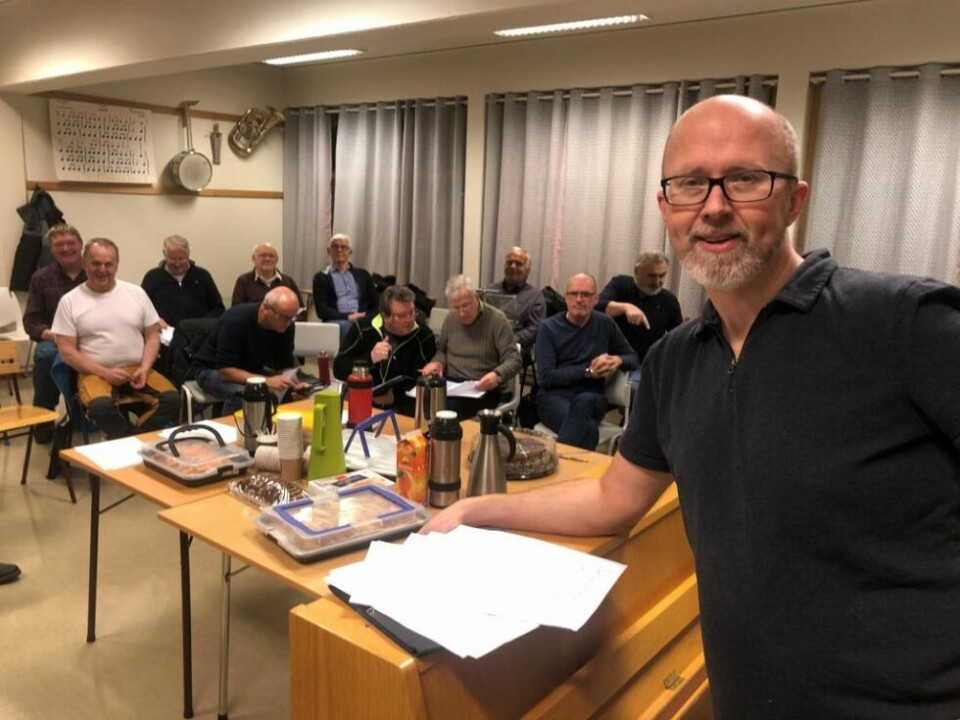 SPENNENDE. Dirigent Ole Bøhlerengen i Saltdal Mannskor forteller om en rekordstor entusiasme i koret for materialet som skal framføres før forestillingen som er bygget på Trygve Hoffs sanger. SPENNENDE. Dirigent Ole Bøhlerengen i Saltdal Mannskor forteller om en rekordstor entusiasme i koret for materialet som skal framføres før forestillingen som er bygget på Trygve Hoffs sanger. Foto: Helge Simonsen
