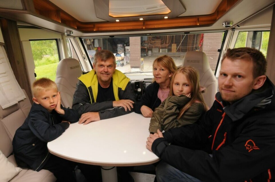 I EGEN BIL. Når Jorun og Kjell Sverre Jakobsen drar på tur med bobilen, kjører de ulovlig om de tar med sønnen Stein og barnebarna Theodor og Thea. Da må de tre kjøre i egen bil hvor de også må ha med alt utstyr for turen. I EGEN BIL. Når Jorun og Kjell Sverre Jakobsen drar på tur med bobilen, kjører de ulovlig om de tar med sønnen Stein og barnebarna Theodor og Thea. Da må de tre kjøre i egen bil hvor de også må ha med alt utstyr for turen. Foto: Arild Bjørnbakk