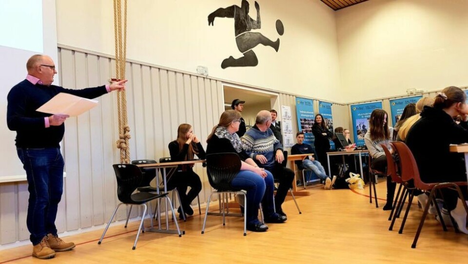 MUNTERT. Stor latter fra salen da selvutnevnt næringsminister Bjørnar Brændmo ga elevene beskjed om å ta utdanning, finne partner og hute seg hjem igjen MUNTERT. Stor latter fra salen da selvutnevnt næringsminister Bjørnar Brændmo ga elevene beskjed om å ta utdanning, finne partner og hute seg hjem igjen Foto: Elin Johannessen