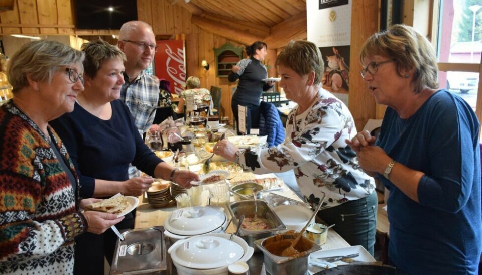 FIKK SMAKSPRØVER. Fra venstre Marit Ramskjell, Elin Dalsvåg og Bjørn Pedersen fikk smake på noe av det Wenche Larsen og Anita Johansen serverte i fjor. FIKK SMAKSPRØVER. Fra venstre Marit Ramskjell, Elin Dalsvåg og Bjørn Pedersen fikk smake på noe av det Wenche Larsen og Anita Johansen serverte i fjor. Foto: Eva S. Winther