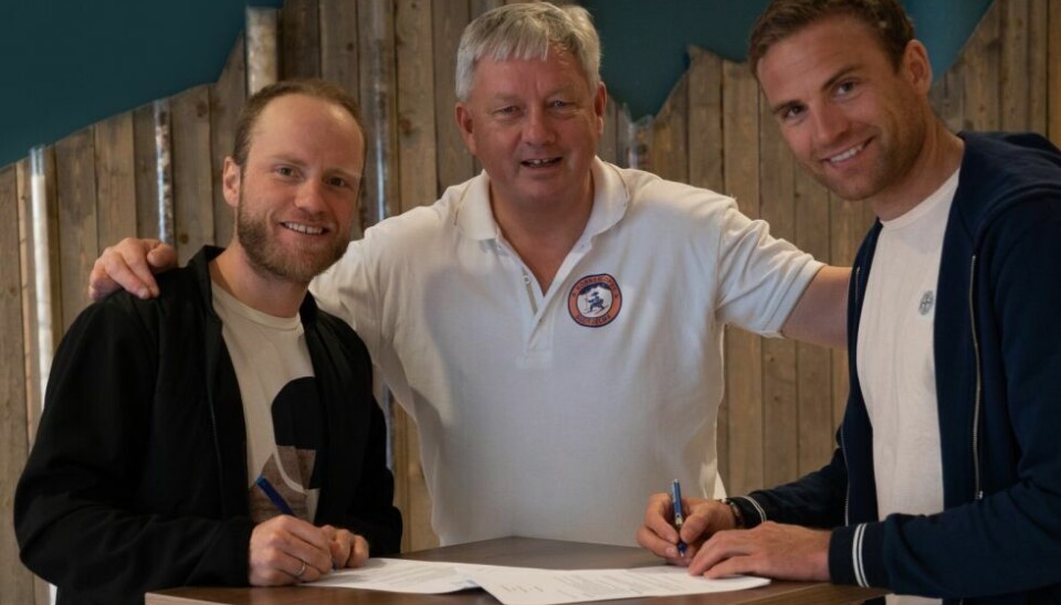 Benn Eidissen forlenger sponsoravtalen med Martin Johnsrud Sundby (tv) og Niklas Dyrhaug (th). Benn Eidissen forlenger sponsoravtalen med Martin Johnsrud Sundby (tv) og Niklas Dyrhaug (th). Foto: Anders Lea Karlskås.