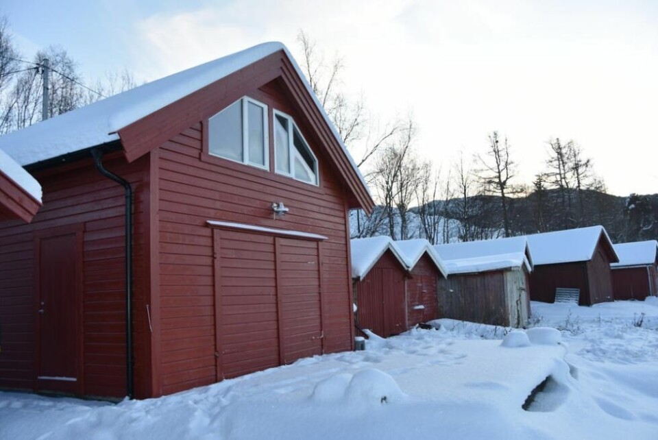 LANG SAKSBEHANDLINGSTID. Naustet, som ble satt opp i 2015, bryter med reguleringsplanene i kommunen. Eier fikk imidlertid godkjent både byggesøknad og dispensasjonssøknaden muntlig før bygging. Først i september 2019 ble søknadene skriftlig godkjent og ferdigattesten utstedt. LANG SAKSBEHANDLINGSTID. Naustet, som ble satt opp i 2015, bryter med reguleringsplanene i kommunen. Eier fikk imidlertid godkjent både byggesøknad og dispensasjonssøknaden muntlig før bygging. Først i september 2019 ble søknadene skriftlig godkjent og ferdigattesten utstedt. Foto: Linn Braseth-Gulliksen