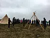 BEFARING. Det møtte opp en rekke demonstranter da det var befaring på Nasafjellet i juni 2018. Reindrifta og Elkem er i konflikt om saken, og nå ber fylkestinget i Nordland om at Regjeringen finner en løsning. Foto: Eilif Aslaksen