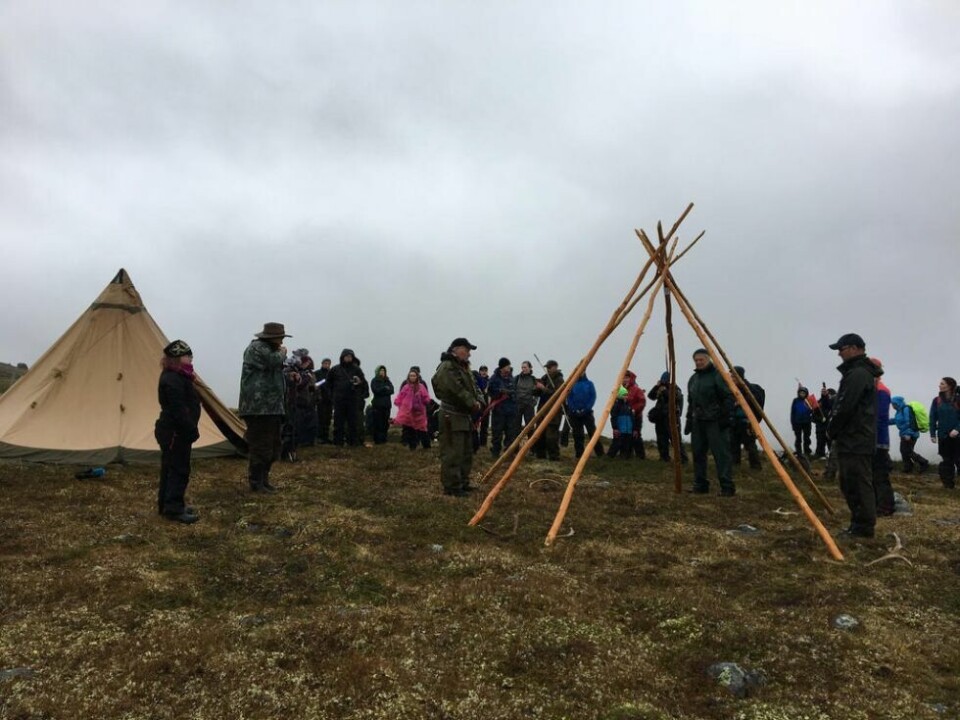 BEFARING. Det møtte opp en rekke demonstranter da det var befaring på Nasafjellet i juni 2018. Reindrifta og Elkem er i konflikt om saken, og nå ber fylkestinget i Nordland om at Regjeringen finner en løsning. BEFARING. Det møtte opp en rekke demonstranter da det var befaring på Nasafjellet i juni 2018. Reindrifta og Elkem er i konflikt om saken, og nå ber fylkestinget i Nordland om at Regjeringen finner en løsning. Foto: Eilif Aslaksen