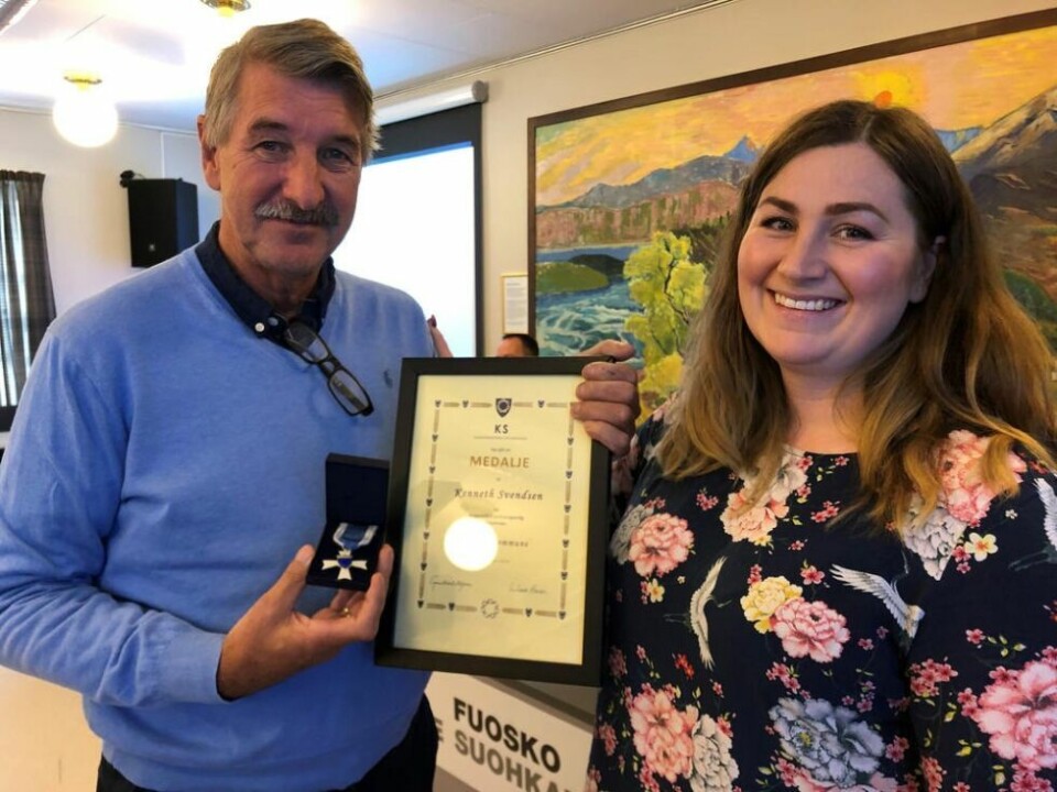 OVERRAKTE. Ordfører Marlsen Rendall Berg kunne overrekke fortjenstmedaljen fra Kommunenes sentralforbund til Kenneth Svendsen. OVERRAKTE. Ordfører Marlsen Rendall Berg kunne overrekke fortjenstmedaljen fra Kommunenes sentralforbund til Kenneth Svendsen. Foto: Gull H. Pedersen/Fauske kommune