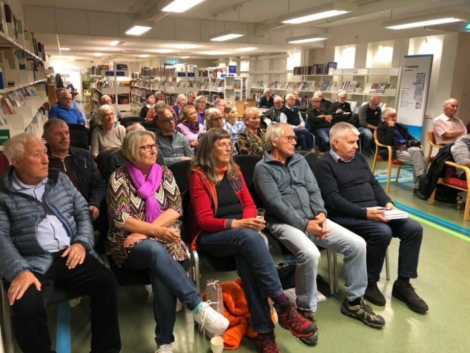 MANGE. Med bøker rundt på alle kanter i biblioteket der årboka ble presentert. MANGE. Med bøker rundt på alle kanter i biblioteket der årboka ble presentert. Foto: Arild Bjørnbakk