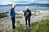 STORE. Arild og Jan Wenberg er medeiere i store områder i Skysselvika gjennom Wenberg Fiskeoppdrett. I barndommen deres var området naturskjønt, men grustaket har satt evige spor. Opprinnelig skulle området vært beplantet for ti år siden, men kommunen forlenget driftstiden - og nå er planen at det skal settes i stand innen utgangen av året. Foreløpig tyder ingenting på at det vil skje. Foto: Tarjei Abelsen