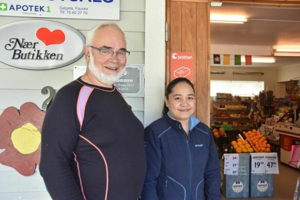 Per Reffhaug og Lira Johansen er svært glad for at beboere i nærområdet nå kan hente ut pakker på butikken i Mørsvikbotn. Per Reffhaug og Lira Johansen er svært glad for at beboere i nærområdet nå kan hente ut pakker på butikken i Mørsvikbotn. Foto: Sylvia Bredal